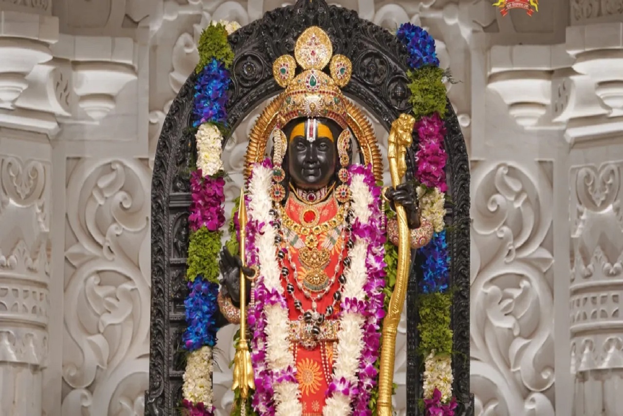 Ayodhya Ram Mandir: राम लला के लिए तैयार हुआ सबसे खास वस्त्र, इसमें सोना-चांदी भी जड़ा गया